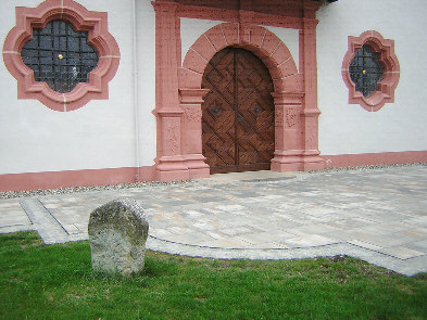 standort vor Haupteingang der Kirche 