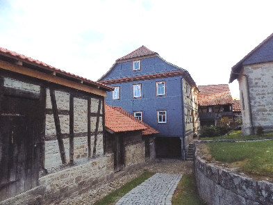 innerhalb der kirchenburg blick zur alten  schule rechts  kirchberg 53