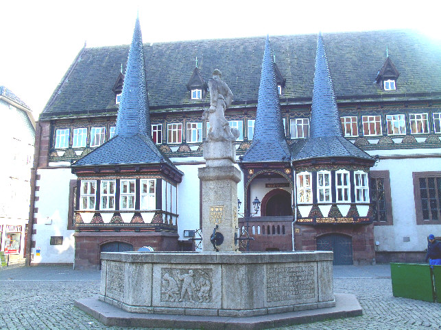 rathaus und eulenspiegelbrunnen