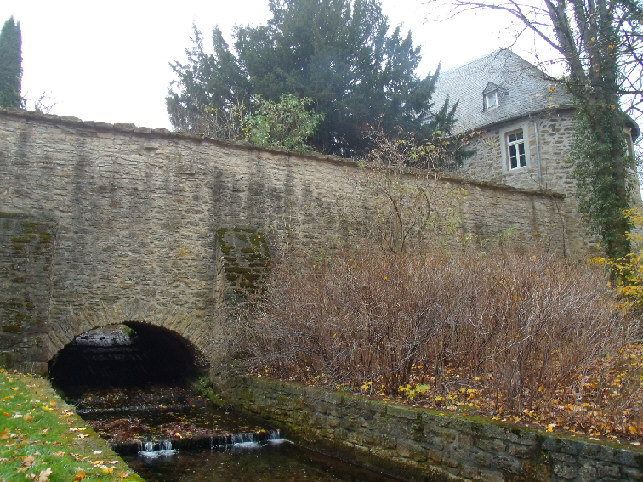 sog. wasserloch - abfluss abzucht  durch wallanlagen