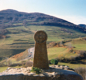 urheber: yeza, kreuzstein von montsegur