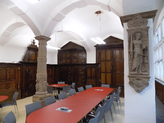 rathaus neue ratsstube mit relief der justizia