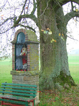 andachtsmal mit heiligenfigur